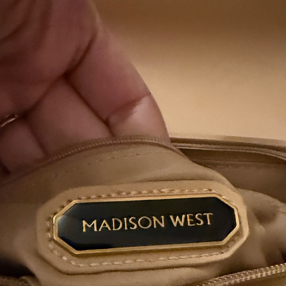 Classic Structured Shoulder Bag in camel - Picture 2 of 9